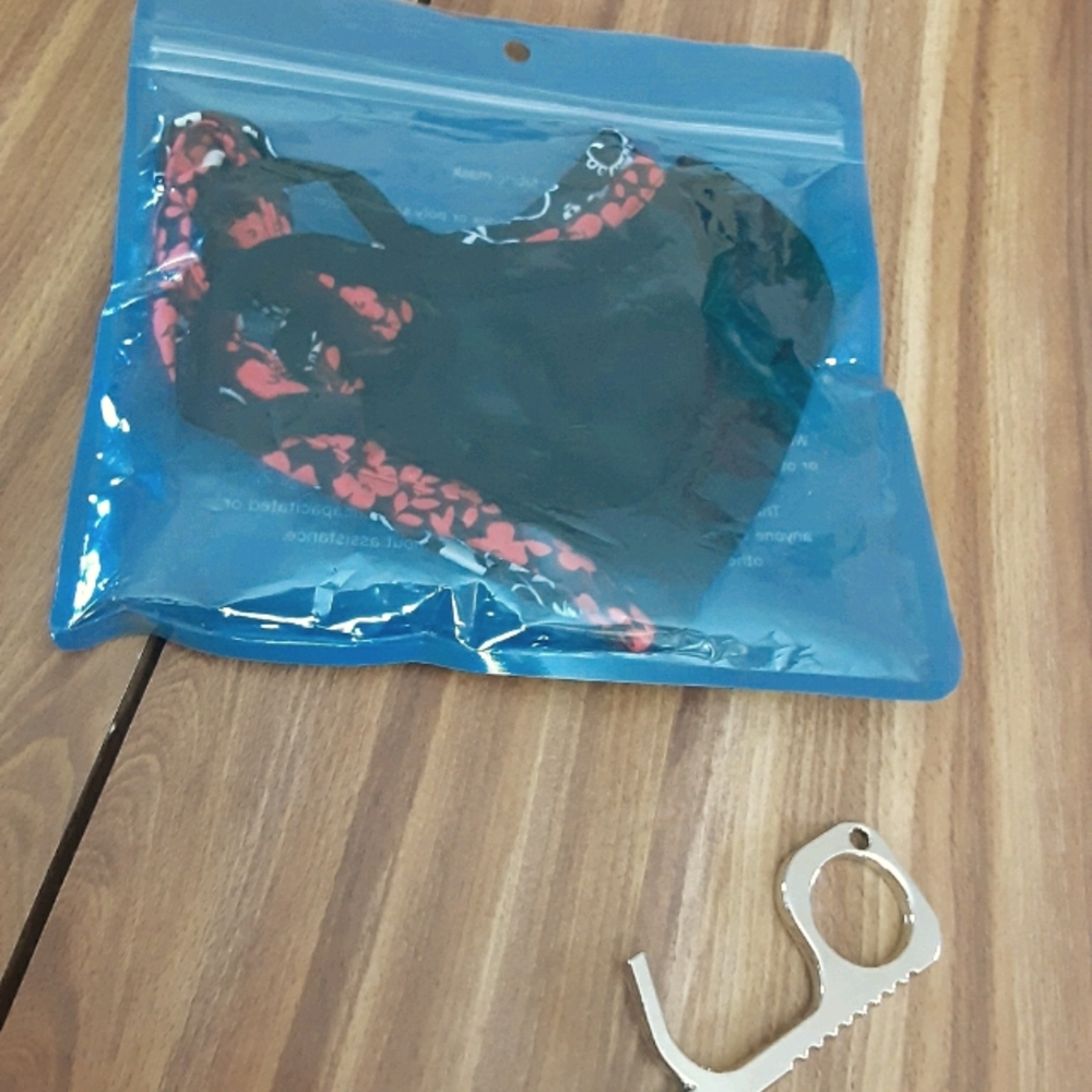 Brand new 3-pk face masks & door opener